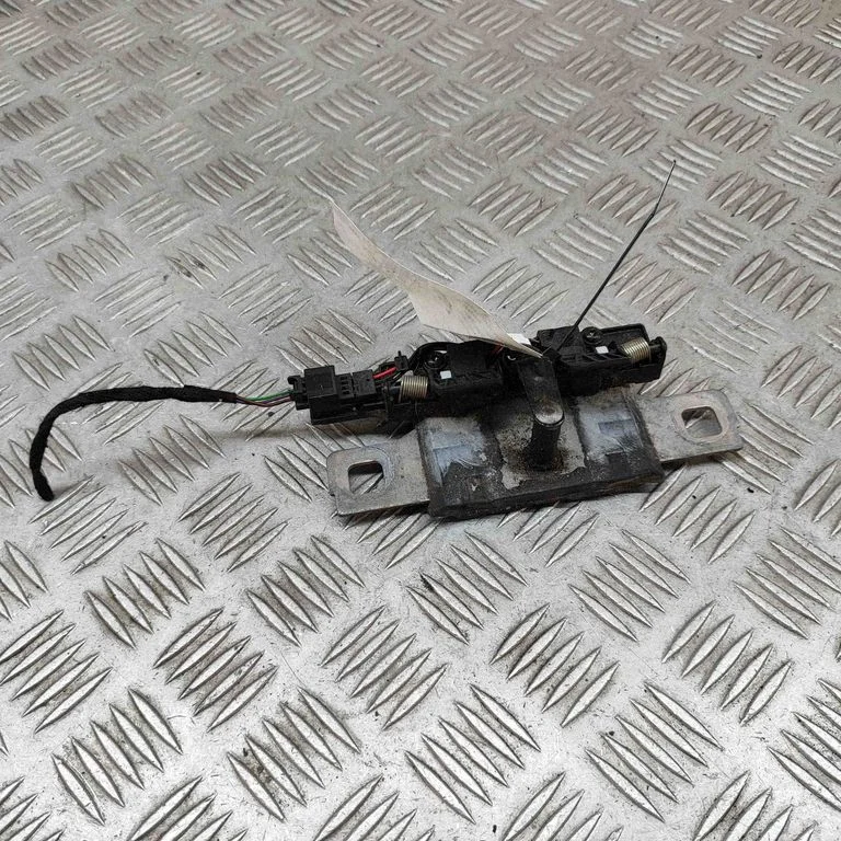 Rear door lock loop/hook striker – Audi Q7 4M (2015-)