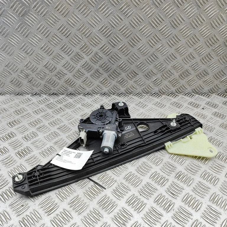 Aizmugurējā el. loga pacēlāja mehānisms bez motoriņa 827209573R