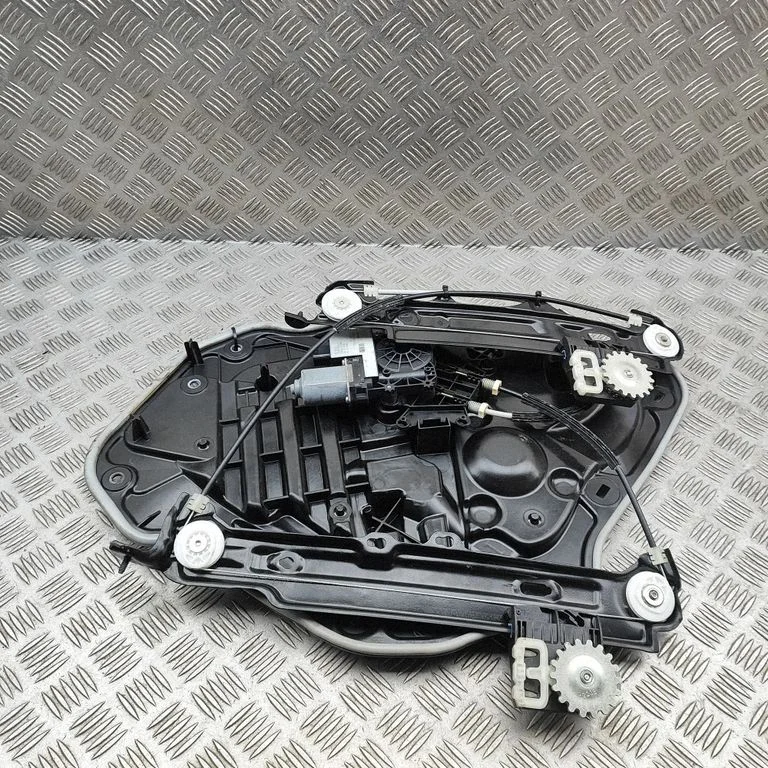 Aizmugurējā el. loga pacēlāja mehānisms bez motoriņa 7483856