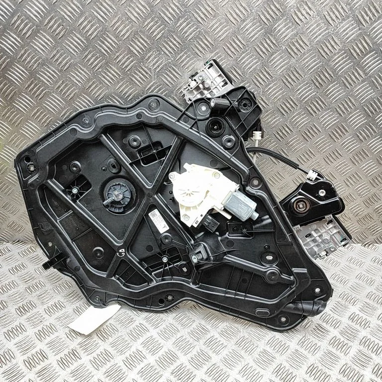 Rear window lifting mechanism without motor 103676200B