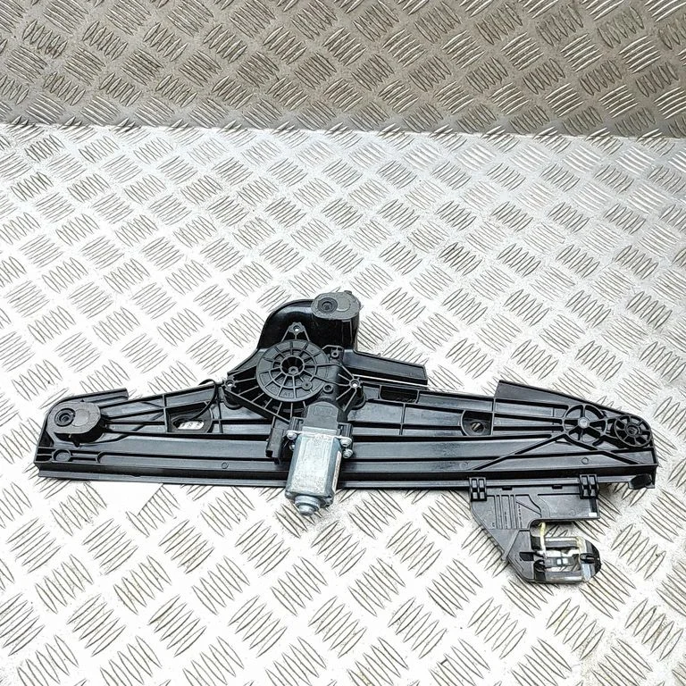 Aizmugurējā el. loga pacēlāja mehānisms bez motoriņa 9829048380