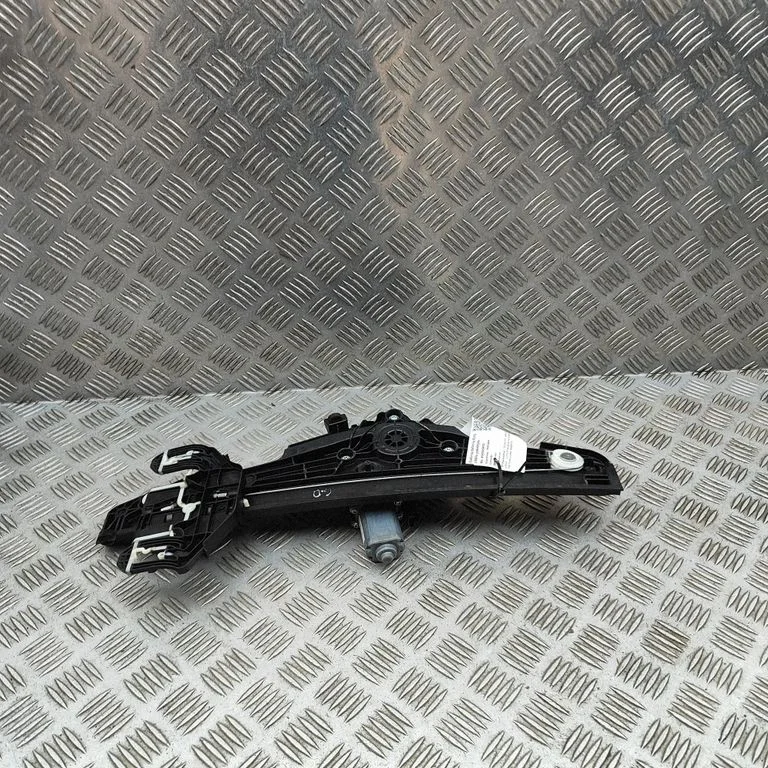Aizmugurējā el. loga pacēlāja mehānisms bez motoriņa E22353105