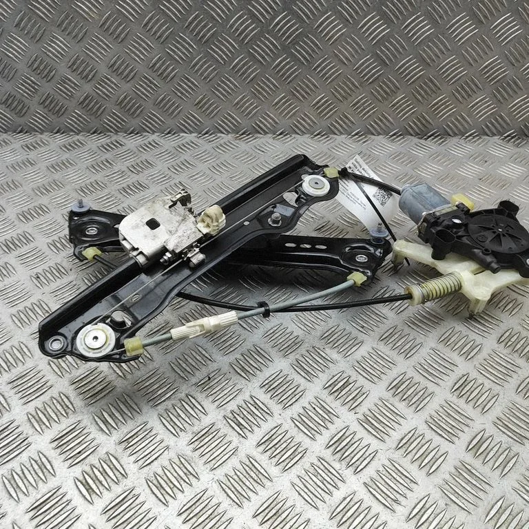 Rear window lifting mechanism without motor 0130822060