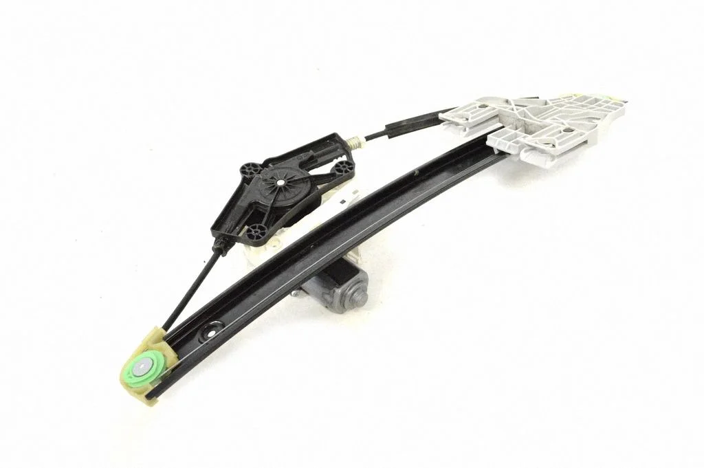 Rear window lifting mechanism without motor 8K0959812A