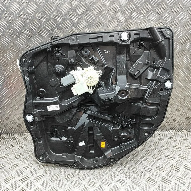 Aizmugurējā el. loga pacēlāja mehānisms bez motoriņa – BMW XM (2022-)