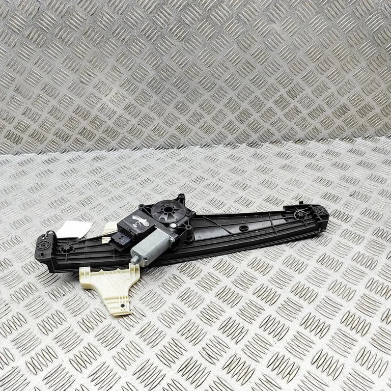Aizmugurējā el. loga pacēlāja mehānisms bez motoriņa 9830654080
