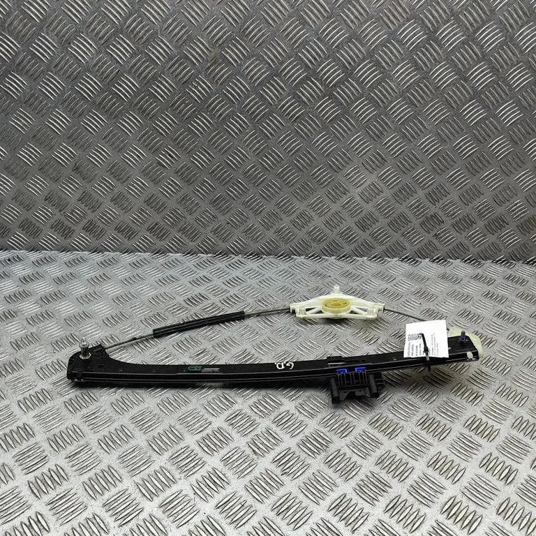 Aizmugurējā el. loga pacēlāja mehānisms bez motoriņa 95B839462