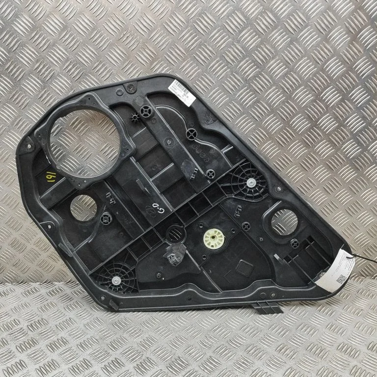 Aizmugurējā el. loga pacēlāja mehānisms bez motoriņa 814203Z010