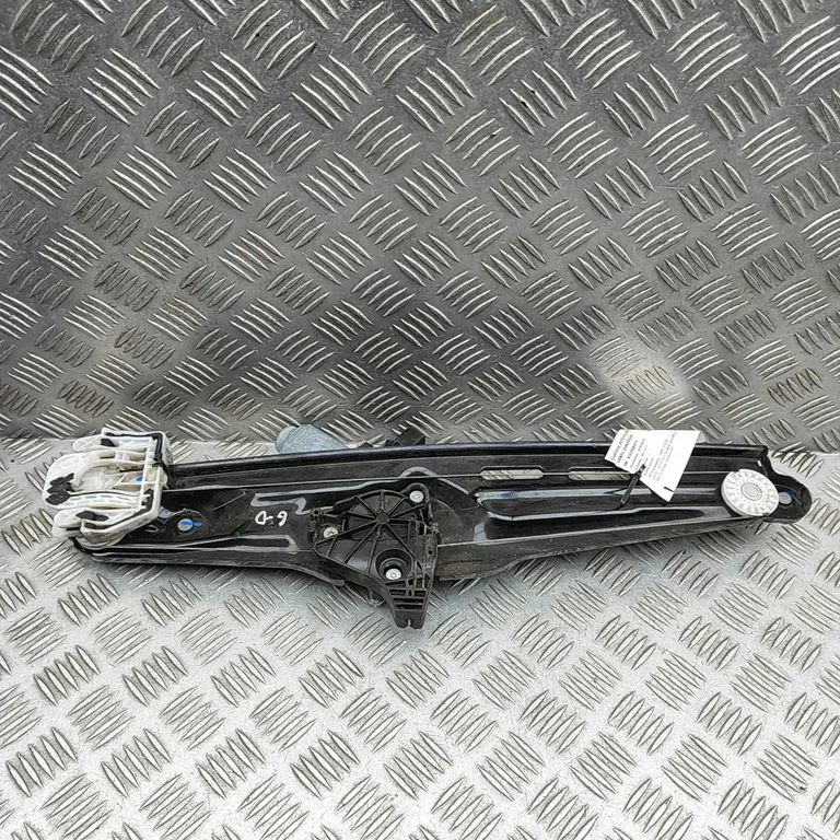 Rear window lifting mechanism without motor 7258536