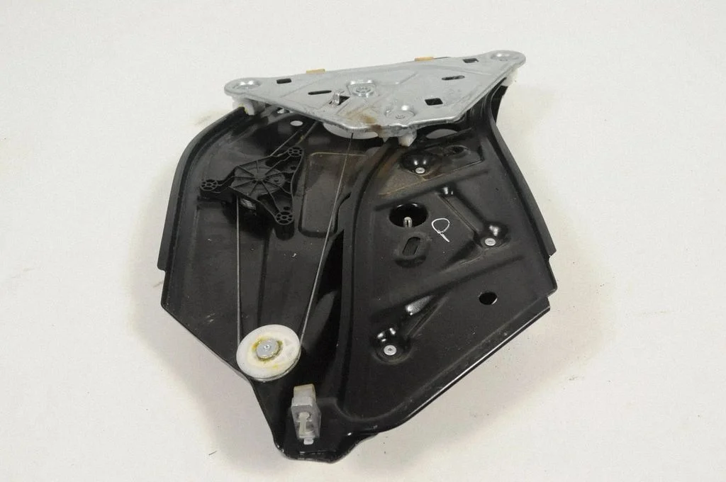 Rear window lifting mechanism without motor A2386700200