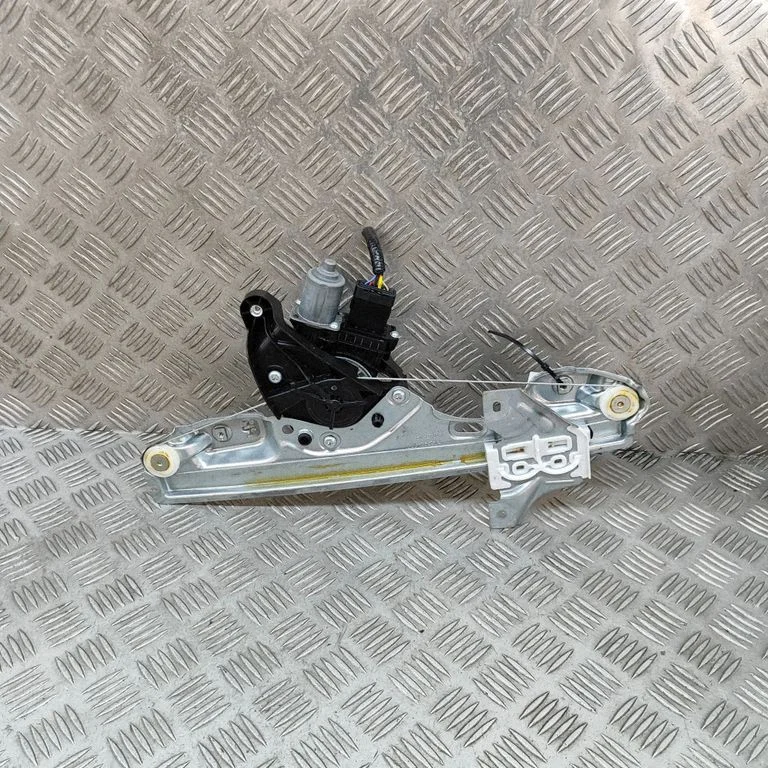 Aizmugurējā el. loga pacēlāja mehānisms bez motoriņa 827506UA1B