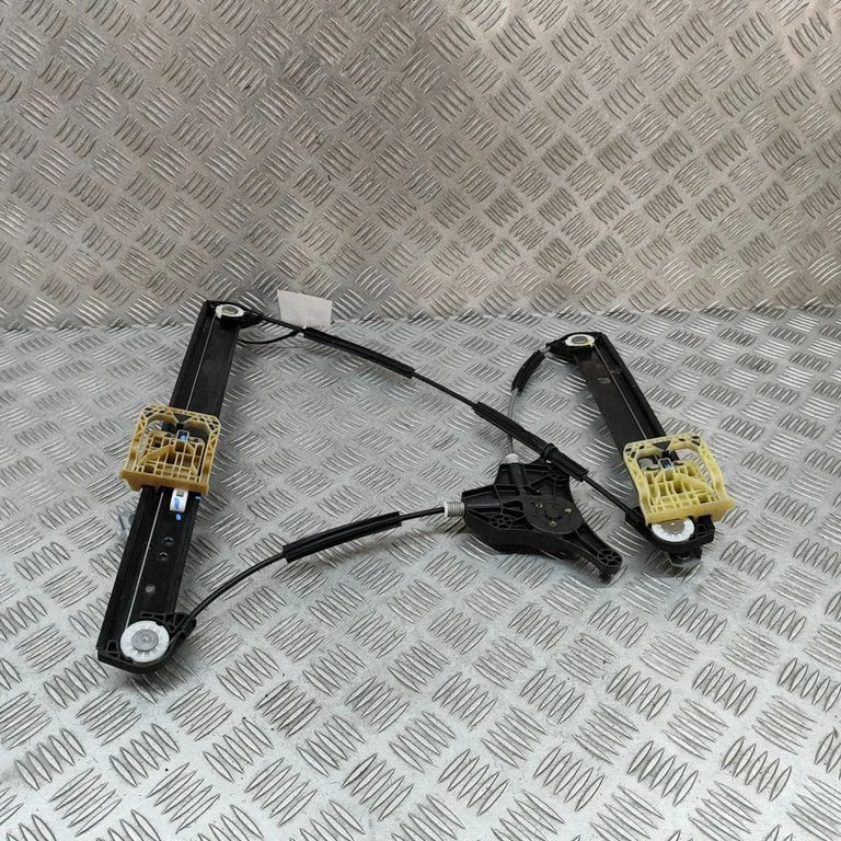 Aizmugurējā el. loga pacēlāja mehānisms bez motoriņa 4KE839462