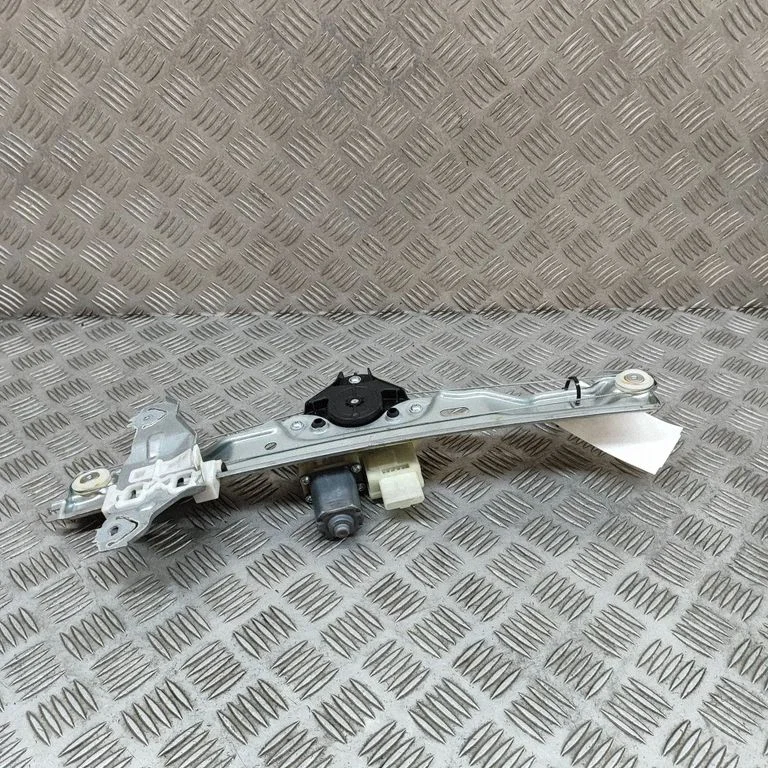 Aizmugurējā el. loga pacēlāja mehānisms bez motoriņa 82700HV00A