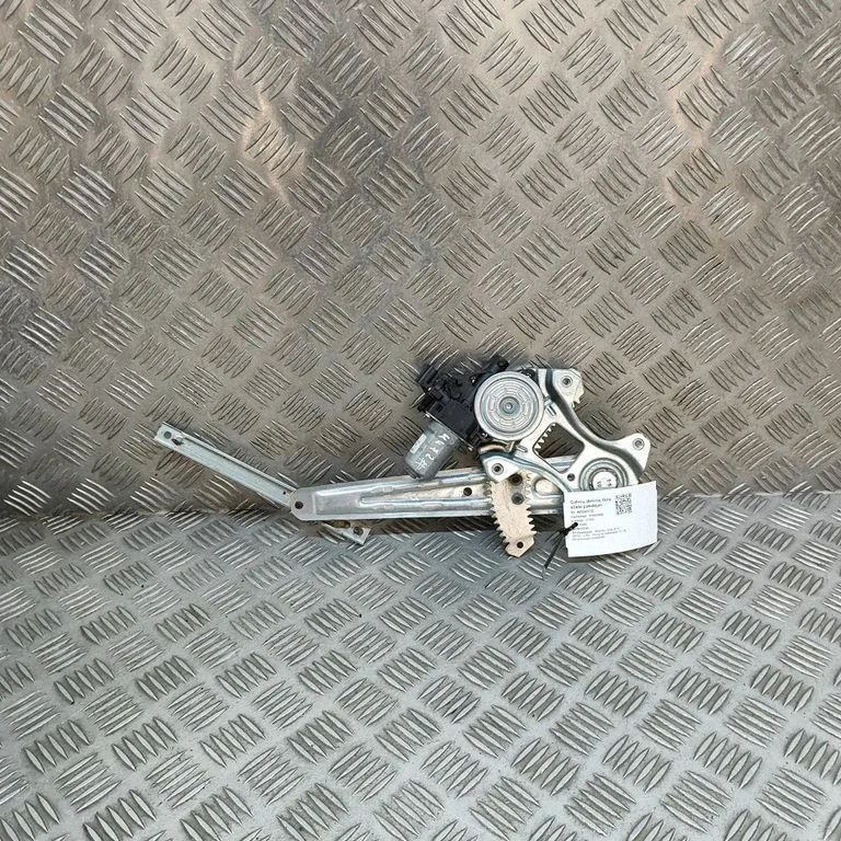 Rear window lifting mechanism without motor 827316PA0A