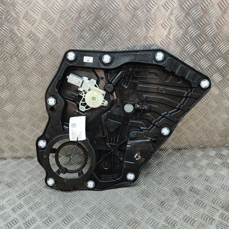 Aizmugurējā el. loga pacēlāja mehānisms bez motoriņa L1TB14A389DD