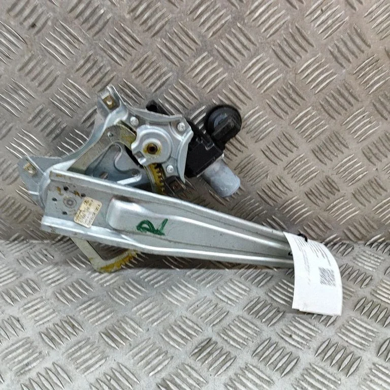 Tagaukse aknatõstuk ilma mootorita – Toyota Hilux (AN120, AN130) (2015-2020)