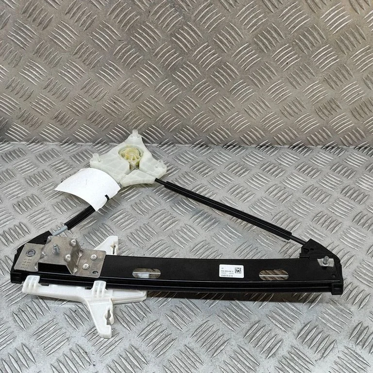 Tagaukse aknatõstuk ilma mootorita 2G6839462D