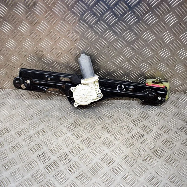 Rear window lifting mechanism without motor C11469101A