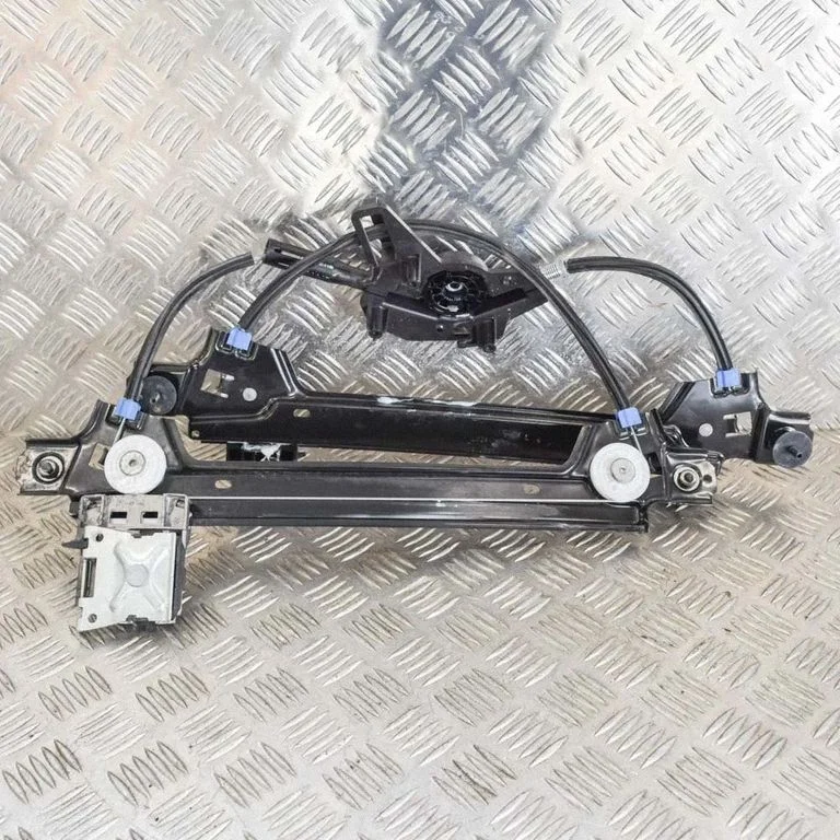 Aizmugurējā el. loga pacēlāja mehānisms bez motoriņa 102882100B