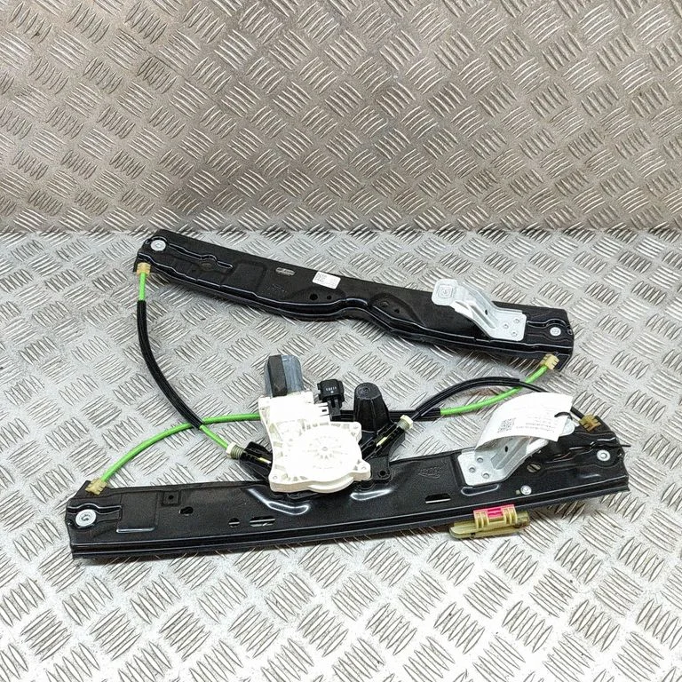 Rear window lifting mechanism without motor