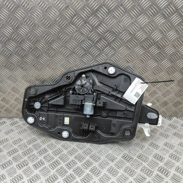 Podnośnik szyby tylnej z silniczkiem 5Q0959408E