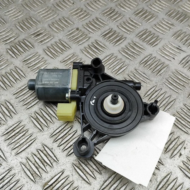 Aizmugurējā loga pacēlāja motoriņš 5Q0959802A