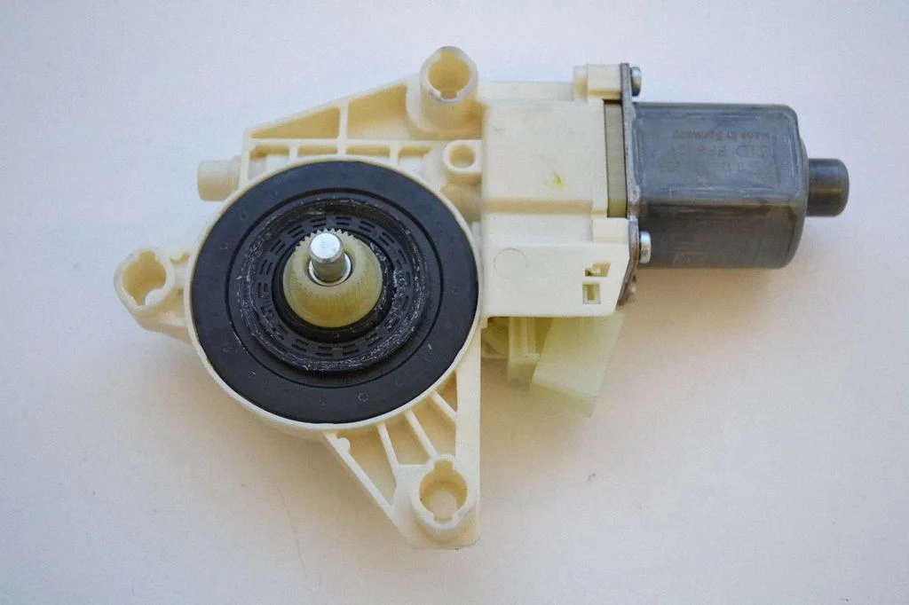 Rear door window regulator motor – Mercedes-Benz E-Class W212 (2009-2016)