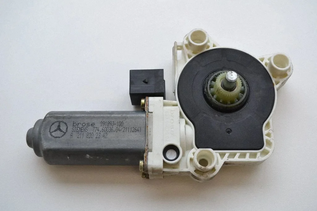 Aizmugurējā loga pacēlāja motoriņš A2118202342