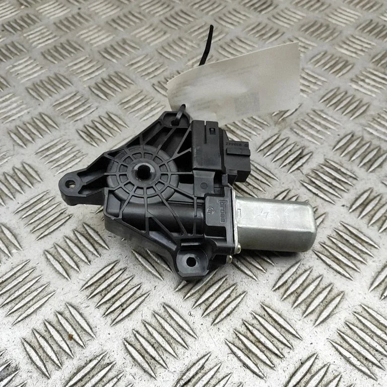 Aizmugurējā loga pacēlāja motoriņš A2059060301