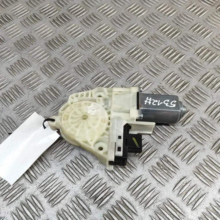 Aizmugurējā loga pacēlāja motoriņš 0536011001
