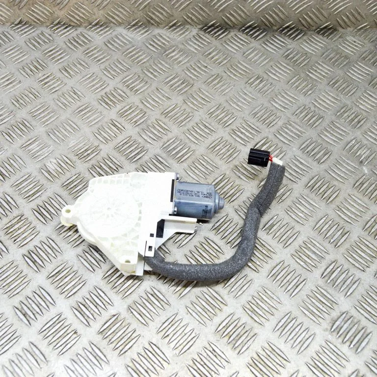 Aizmugurējā loga pacēlāja motoriņš 1101919813201