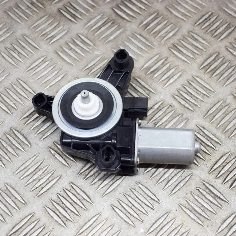 Aizmugurējā loga pacēlāja motoriņš A0009060908