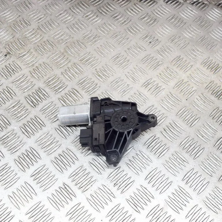 Aizmugurējā loga pacēlāja motoriņš C51465101