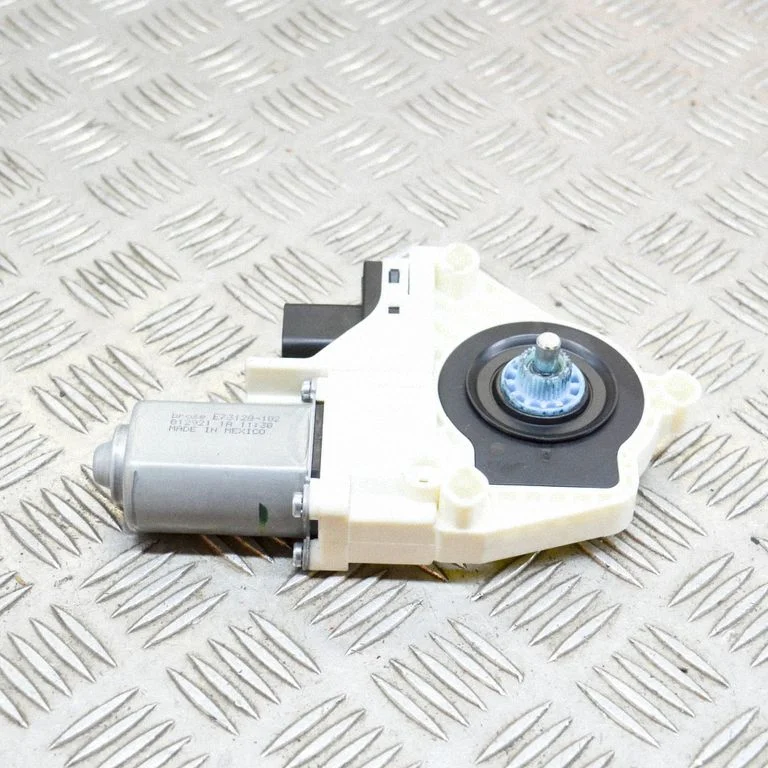 Rear door window regulator motor E66966100