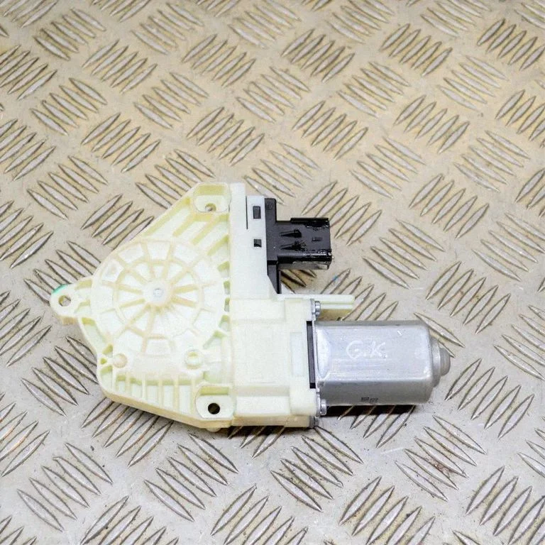 Rear door window regulator motor E66966100