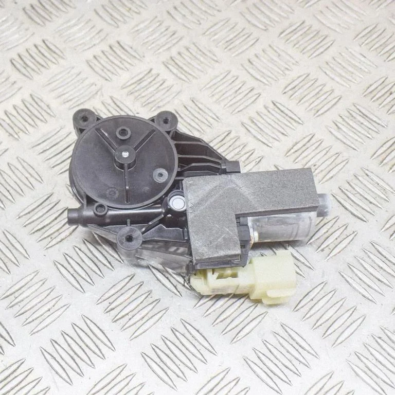 Aizmugurējā loga pacēlāja motoriņš 0130822083