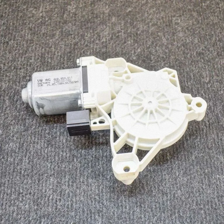 Aizmugurējā loga pacēlāja motoriņš 4K0959811C28133102