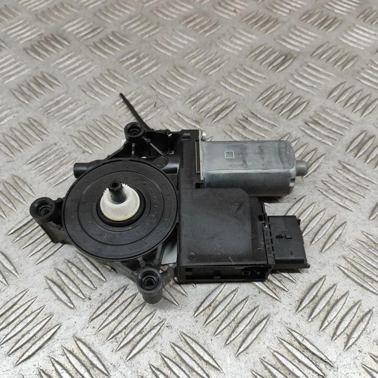 Aizmugurējā loga pacēlāja motoriņš 9828450080