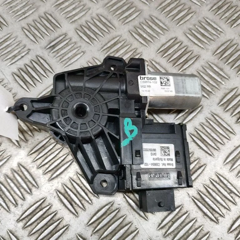 Aizmugurējā loga pacēlāja motoriņš C59654102
