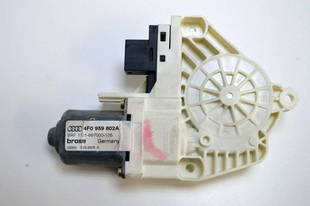 Aizmugurējā loga pacēlāja motoriņš 4F0959802A