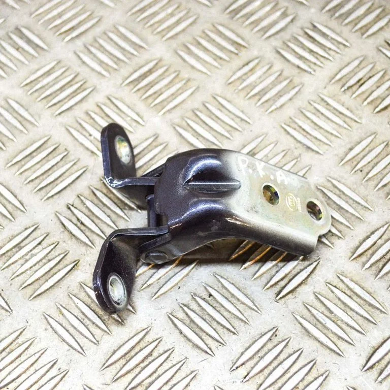 Priekšējā augšējā eņģe – kreisā