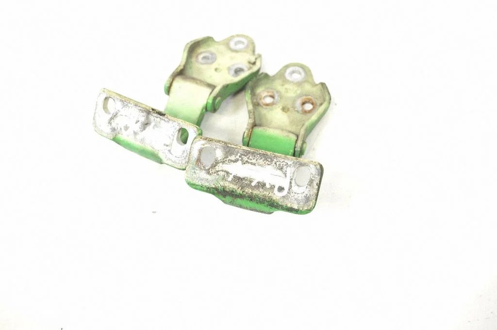 Priekšējā augšējā eņģe – kreisā