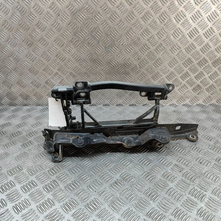 Priekšējā augšējā eņģe A2157200137