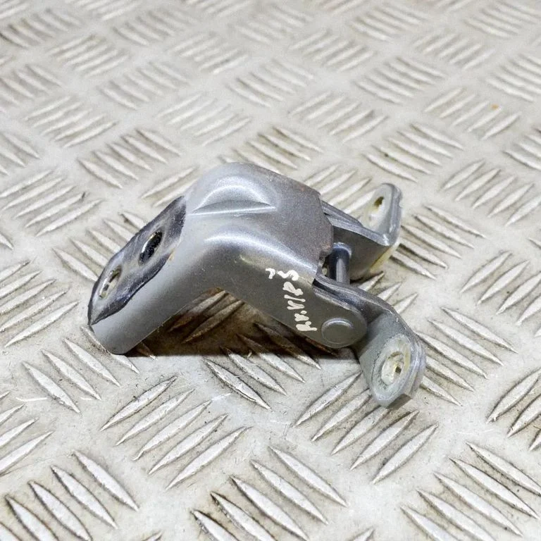 Priekšējā augšējā eņģe 82420AG000