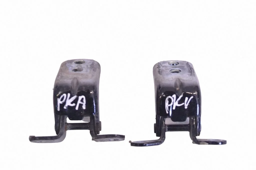 Priekšējā augšējā eņģe – kreisā