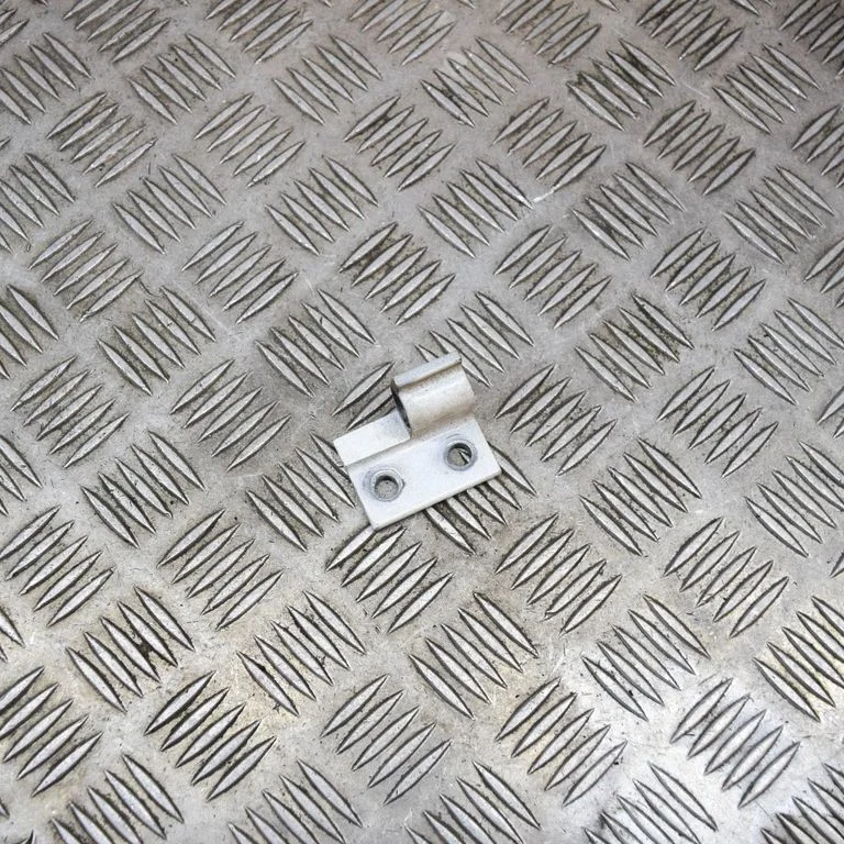 Priekšējā augšējā eņģe – kreisā