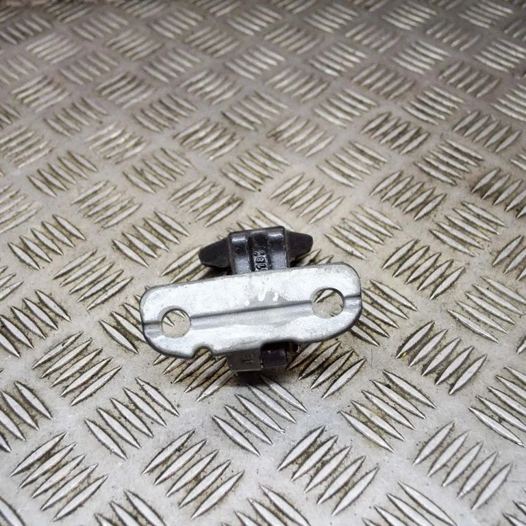 Priekšējā augšējā eņģe 228A67CB