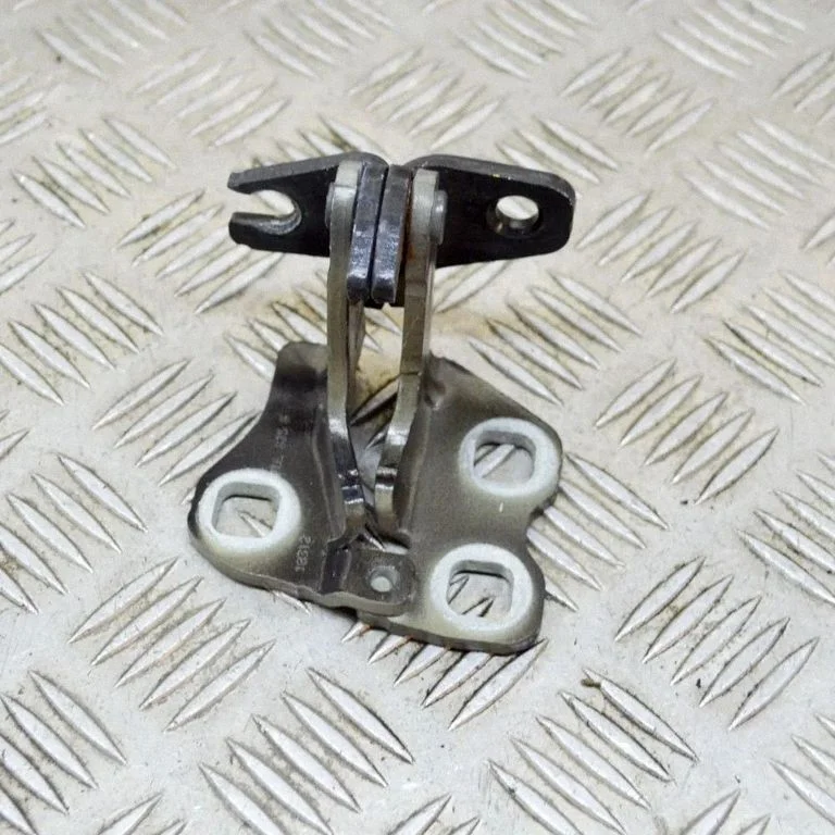 Priekšējā augšējā eņģe – kreisā