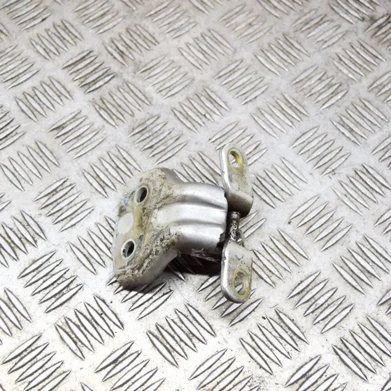Priekšējā augšējā eņģe – kreisā