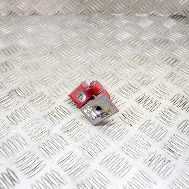Priekšējā augšējā eņģe A047058